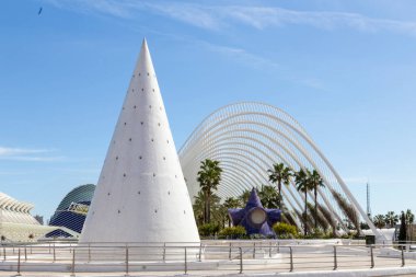  Güzel Sanatlar ve Bilim Şehri, Valencia, İspanya 'da doğal bitkileri olan bahçe.