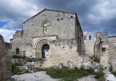 yıkık Ortaçağ kilise
