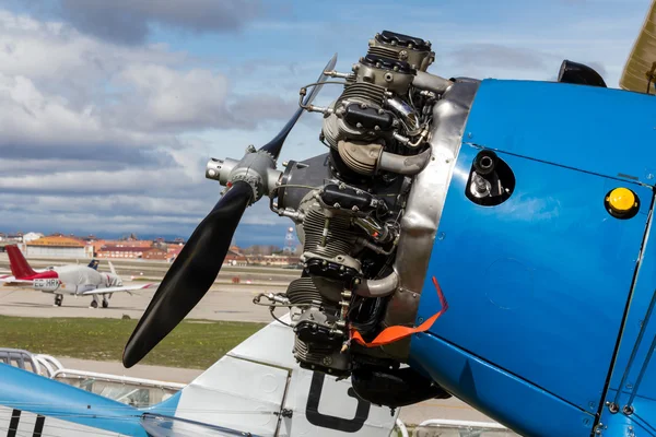 Old engine and propeller aircraft — Stock Photo, Image