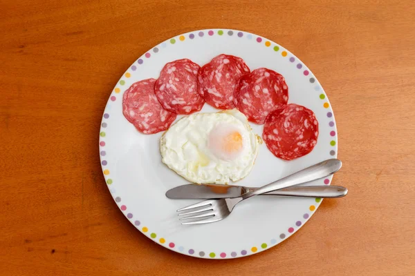 Жареное яйцо с колбасой — стоковое фото