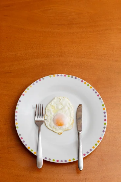 View of a fried egg on a plate — Stock Photo, Image