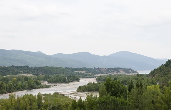Η κοίτη του ποταμού τα Πυρηναία, την Ainsa, Huesca, Ισπανία — Φωτογραφία Αρχείου
