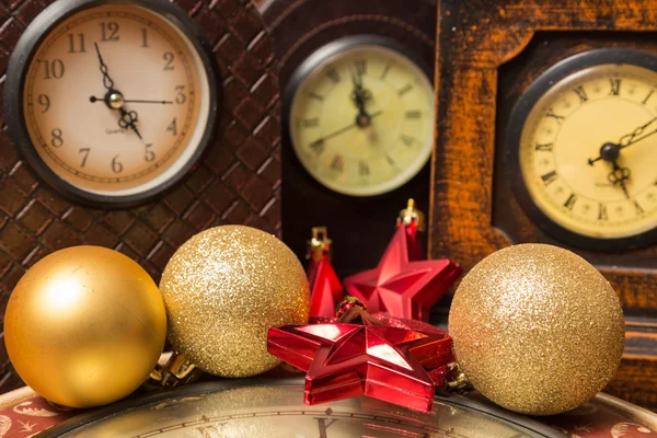saatler ve Noel topları