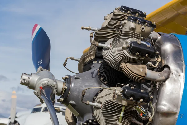 Eski motor ve pervaneli uçak — Stok fotoğraf