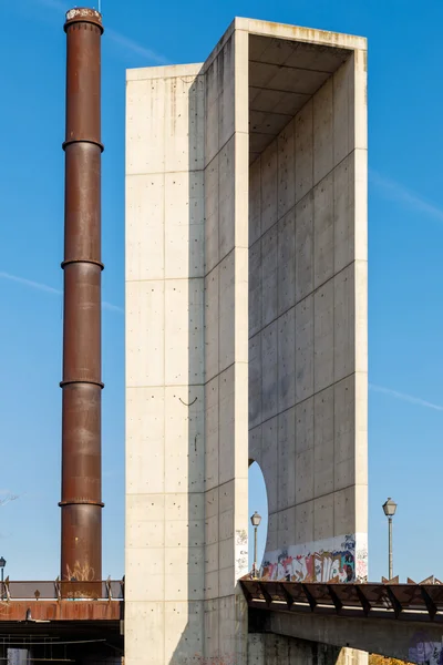 Beton heykel ve antika şömine, Madrid, İspanya — Stok fotoğraf