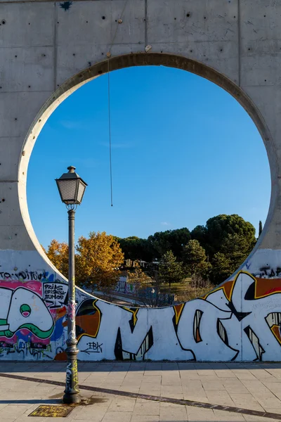 Lampa a kruhové okno v městských sochařství v Madridu, Španělsko — Stock fotografie