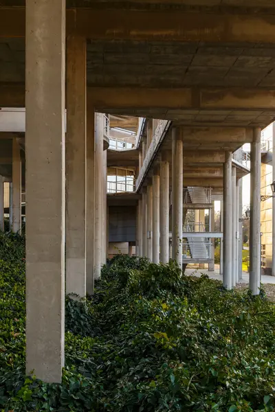 Structure under the building with pillars — Stock Photo, Image