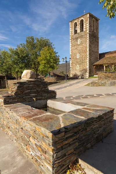 Fontana di fronte alla chiesa — Foto Stock