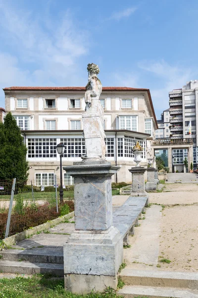 Heykeli önünde Parador de Ferrol, Galiçya, İspanya — Stok fotoğraf