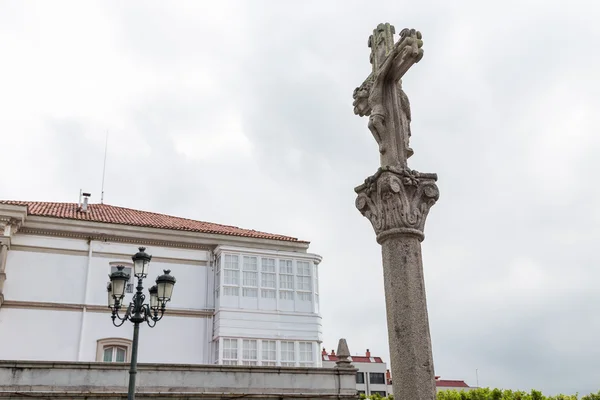Croix de pierre galicienne et lampadaire — Photo