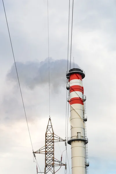 Camino industriale con torretta elettrica — Foto Stock