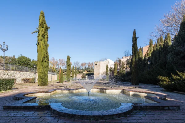 Parque con fuentes y árboles en Cantabria, España — Foto de Stock