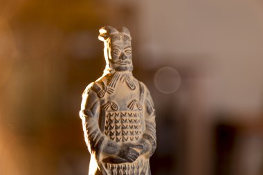 tozlu bir atmosferde terracotta savaşçı