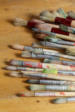 Masanın üzerinde fırçalar