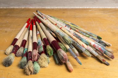 Masanın üzerinde fırçalar