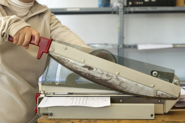 Verwendung der Guillotine in der Presse — Stockfoto