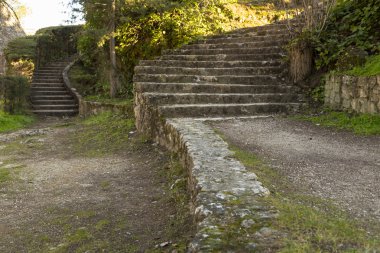 Parktaki merdivenler.