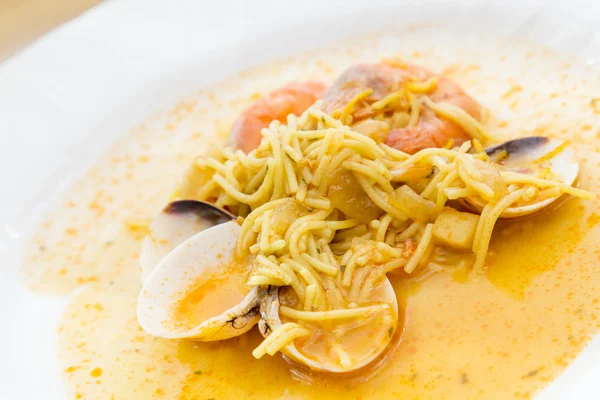 Piatto con zuppa di frutti di mare — Foto Stock