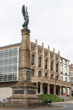 Ferrol, Gal tiyatroda Jofre önü kapalı Angel'la Dikilitaş