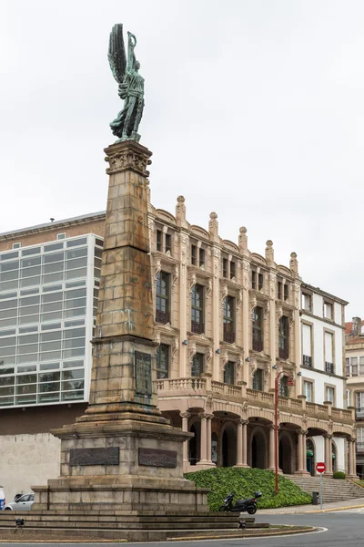 Obelisc cu înger în fața teatrului Jofre din Ferrol, Gal — Fotografie, imagine de stoc