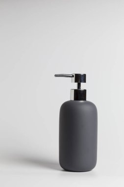 Beyaz arkaplana yerleştirilmiş siyah düğmeli sabun kutusu resmi