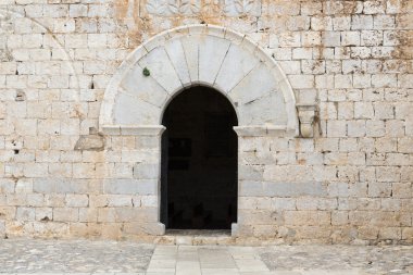 Cephe kemerli kapı