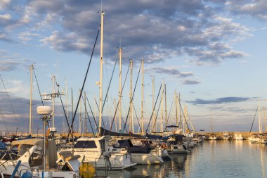 günbatımı Marina'da, İspanya