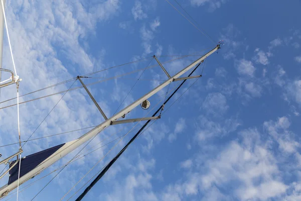 Boat mast pointing to the sky — Stock Photo, Image