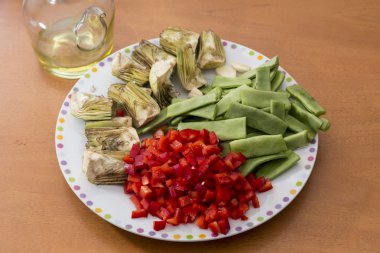 bir tabakta Doğranmış sebzeler