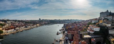 Günbatımında Portekiz 'deki Porto oporto şehri ve caddeleri.