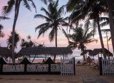Sri Lanka 'da bir tatil köyünde günbatımı