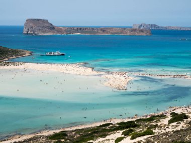 Balos lagünü ve Gramvousa adasına giden yolcu gemisinde bir gün Yunan Beton Adası 'ndaki Chania' ya yelken açtı.