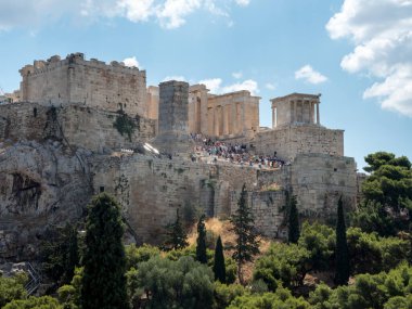 Günbatımında Yunanistan 'daki Athena Atina şehir manzarasına bakıyorum.