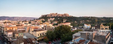 Günbatımında Yunanistan 'daki Athena Atina şehir manzarasına bakıyorum.