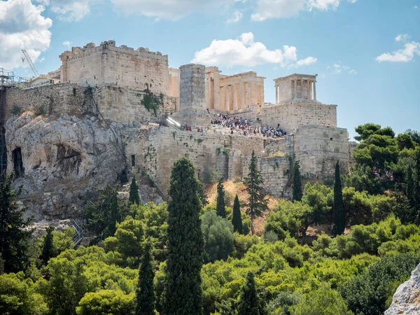 Mirando a través del paisaje urbano de Atenas en Grecia en la Acrópolis al atardecer — Foto de Stock