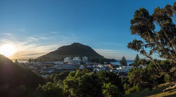 Όρος Maunganui mauoa στο ηλιοβασίλεμα από τον κόλπο των πιλότων και το βουνό drury tauranga — Φωτογραφία Αρχείου