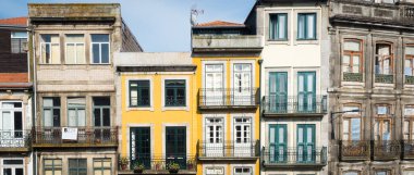 Günbatımında Portekiz 'deki Porto oporto şehri ve caddeleri.