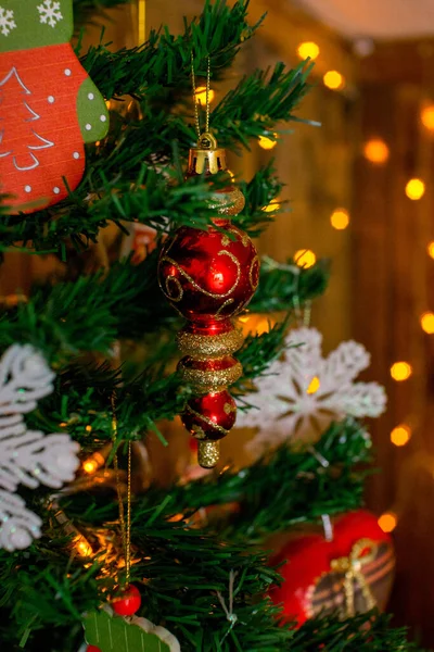 Χριστουγεννιάτικη Διακόσμηση Κόκκινο Και Πράσινο Χρώμα Κίτρινα Φώτα Χριστουγεννιάτικο Δέντρο — Φωτογραφία Αρχείου