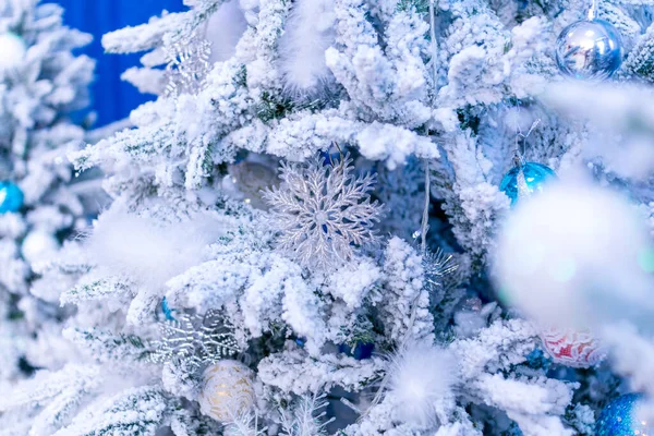 Noel Süsleri Beyaz Noel Ağaçlarında Dekoratif Kar Taneleri — Stok fotoğraf