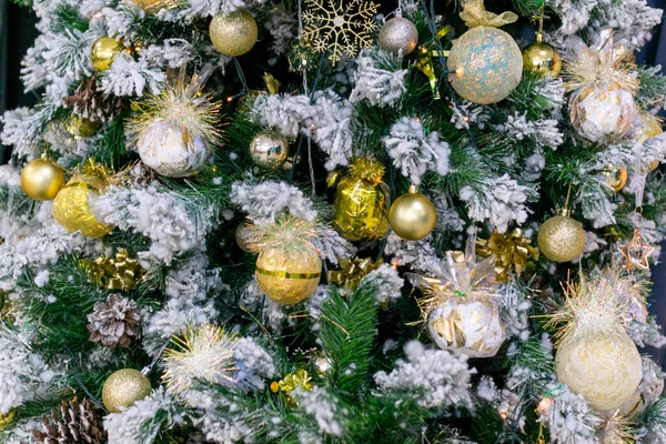 Árbol Navidad Con Bolas Blancas Doradas —  Fotos de Stock