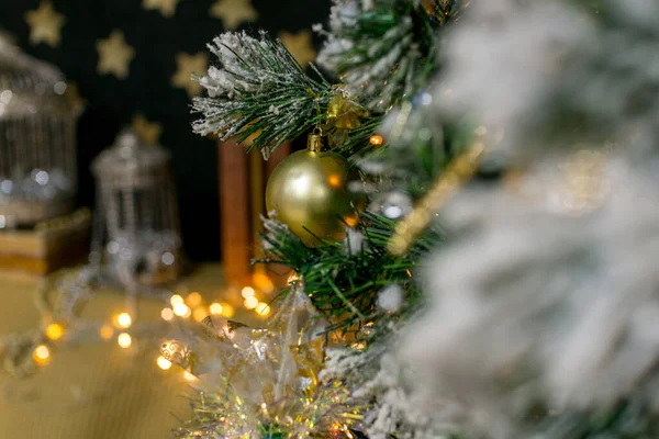 Κομψό Χριστουγεννιάτικο Δέντρο Χρυσές Μπάλες — Φωτογραφία Αρχείου