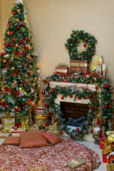 暖炉の隣のクリスマスツリー — ストック写真