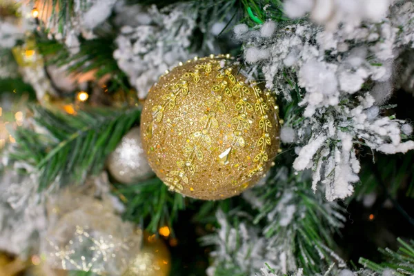 Elegante Árbol Navidad Con Bolas Doradas —  Fotos de Stock