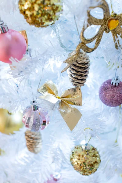 Árbol Navidad Blanco Con Adornos Dorados Rosados —  Fotos de Stock