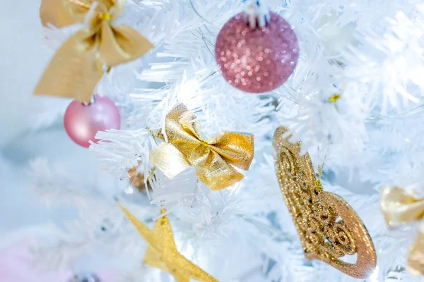 Árbol Navidad Blanco Con Adornos Dorados Rosados —  Fotos de Stock