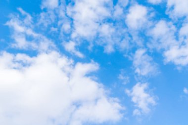 Bahar masmavi gökyüzünde beyaz bulutlar