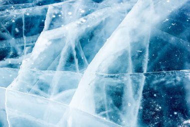 Nehirdeki buzlar çatlaklar ve kabarcıklarla