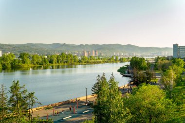 Krasnoyarsk, Rusya. 25 Mayıs 2020. Yenisei Nehri 'nin sol kıyısı. Yurttaşlar akşam yürüyüşüne çıktılar..