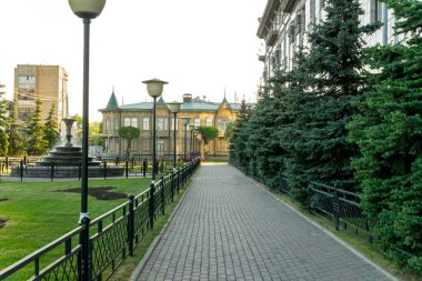 Krasnoyarsk, Rusya. 25 Mayıs 2020. Şehrin tarihi bölgesinde köknar ağaçlarıyla dolu bir ara sokak.