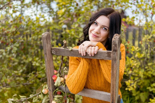 Une Jeune Femme Cueille Des Pommes Dans Jardin Automne — Photo